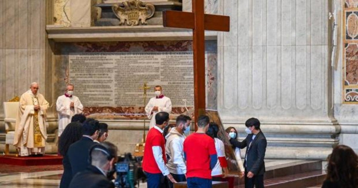 El Papa Francisco durante la entrega de la Cruz de la JMJ a los jóvenes portugueses