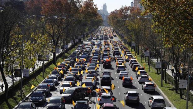 Miles de coches colapsan las ciudades de España para protestar contra la «ley Celaá»