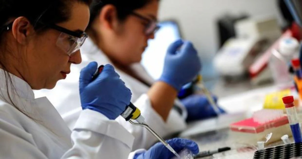 Investigadores trabajan en la vacuna del laboratorio Moderna