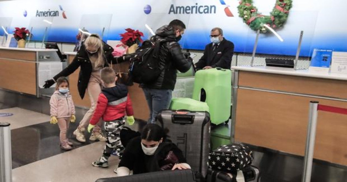 Unos pasajeros en el aeropuerto