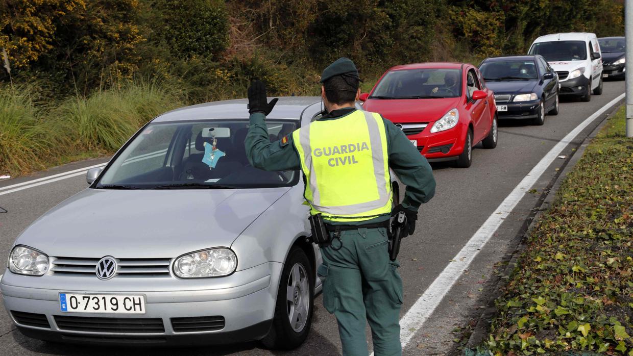 Control de la Guardia Civil a la entrada de Oviedo/ Illa pide prudencia en un mes de diciembre crítico