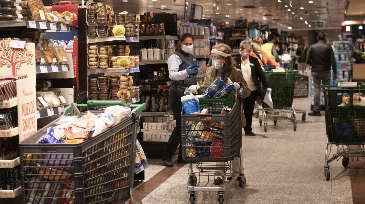 Una mujer compra en un supermercado durante el estado de alarma