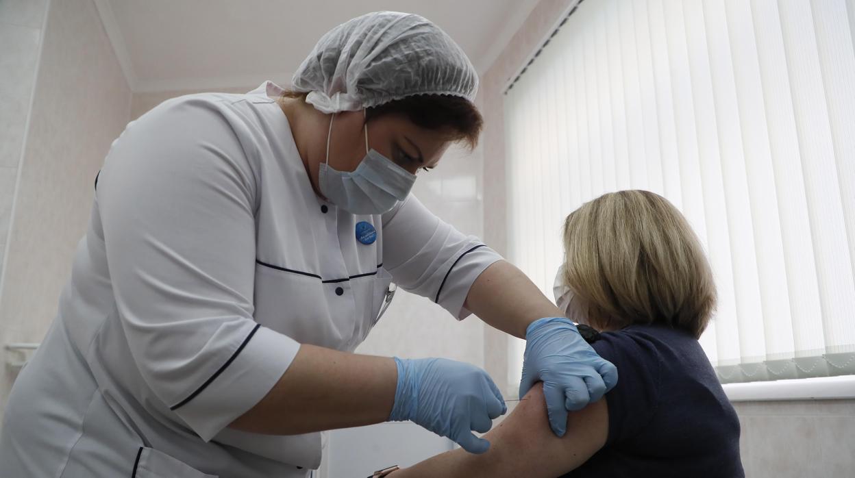 Una mujer se vacuna contra el Covid-19 este sábado en Moscú