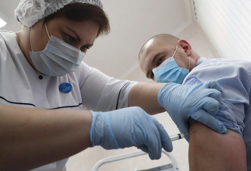 Un hombre recibe la vacuna contra el coronavirus en Moscú