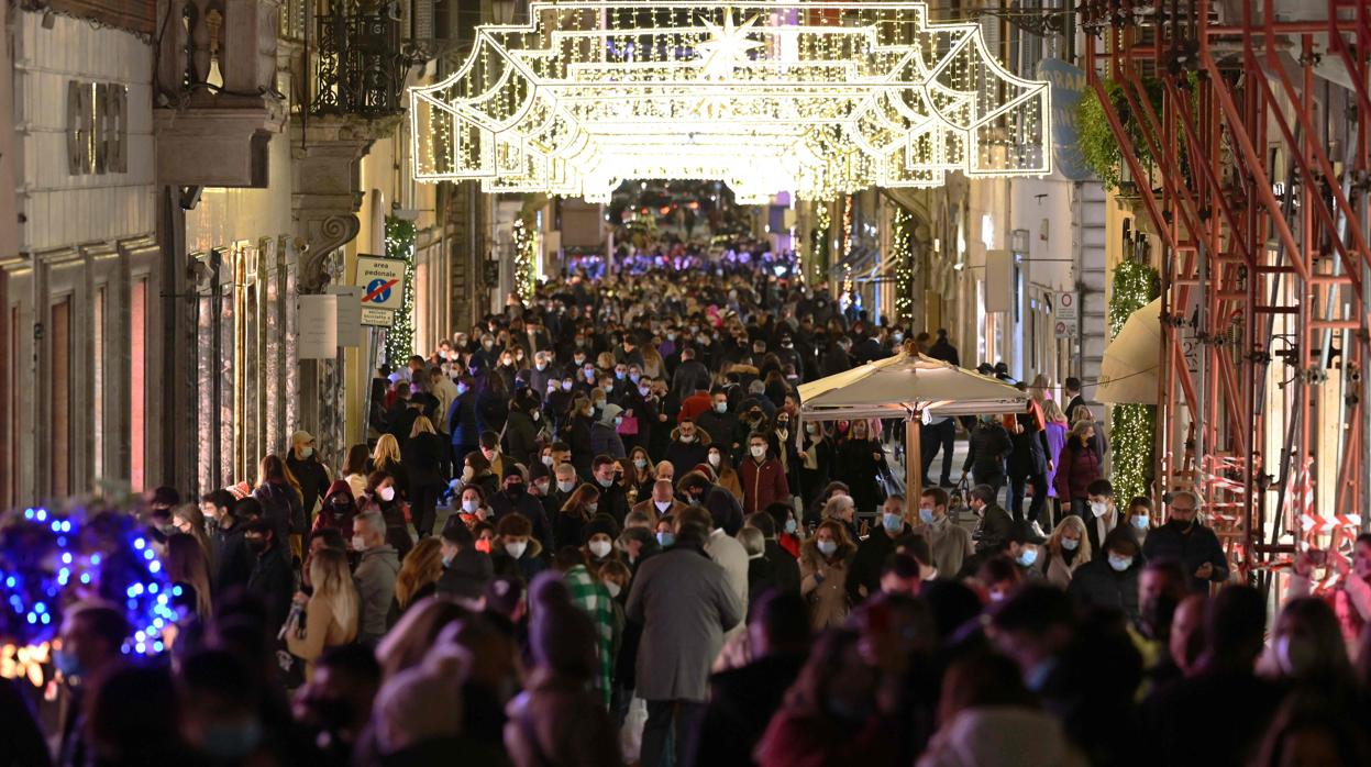 Aglomeraciones en la principal calle comercial de Roma este fin de semana