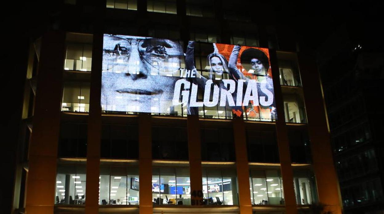 La sede madrileña de Vocento iluminada con el cartel de «The Glorias»