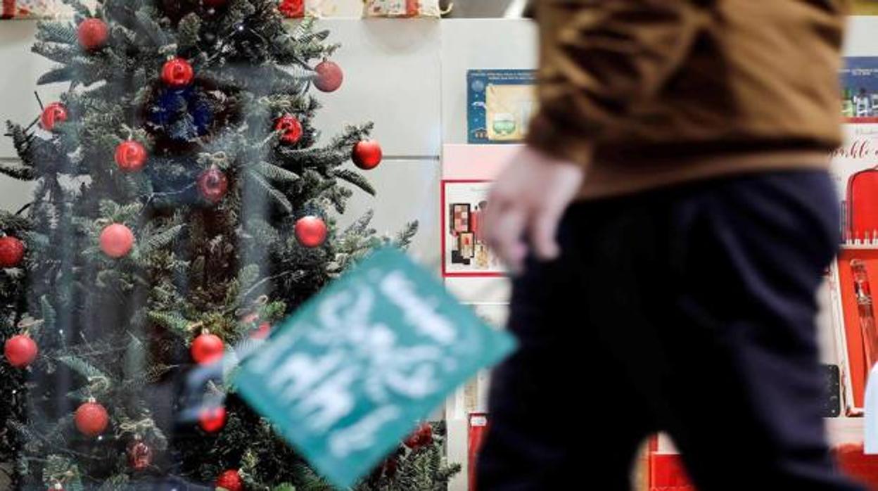 Imagen reciente de un árbol de Navidad en un comercio valenciano