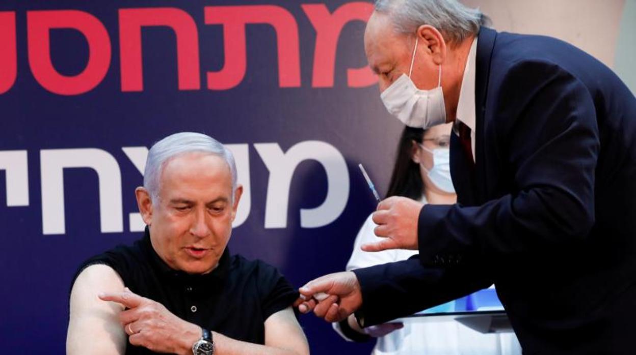 Benjamín Netanyahu fue el primero en vacunarse