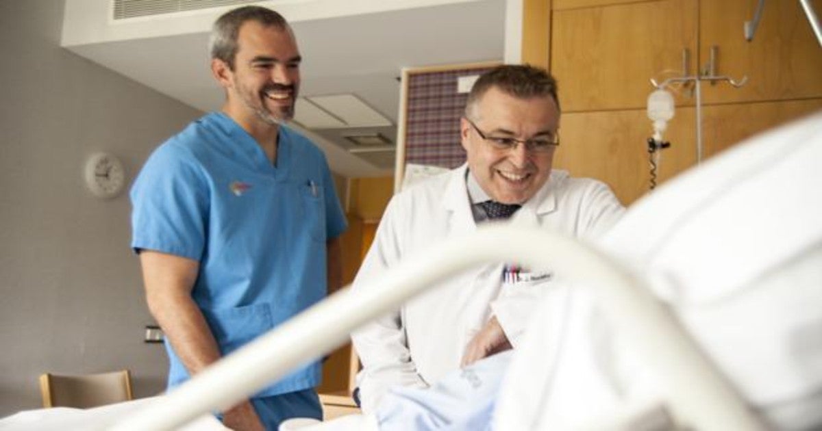 El doctor Javier Rocafort visita a un paciente en el Hospital-Centro de Cuidados Laguna en Madrid