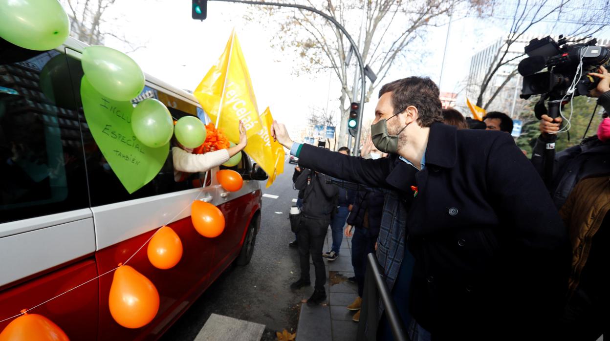 El líder del PP, Pablo casado, saluda a unos participantes en la manifestación contra la ley de educación