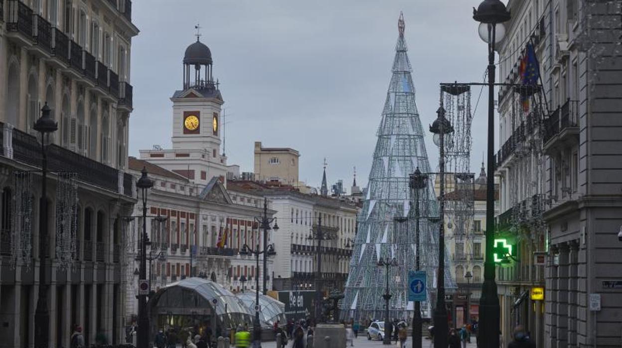 Árbol de Navidad en la Puerta del Sol de Madrid, lugar emblemático durante las fiestas navideñas