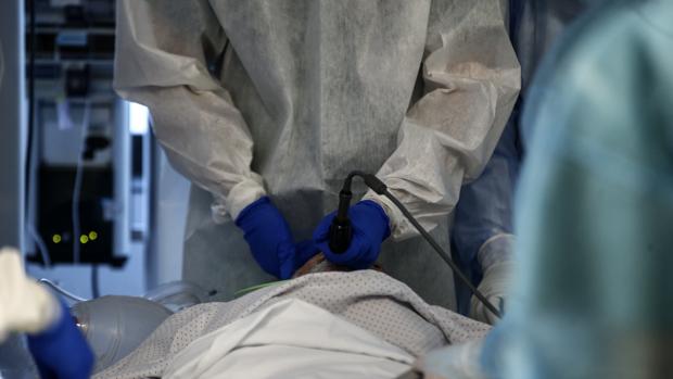 Formación exprés a enfermeras para atender los casos más graves de Covid-19 en UCI