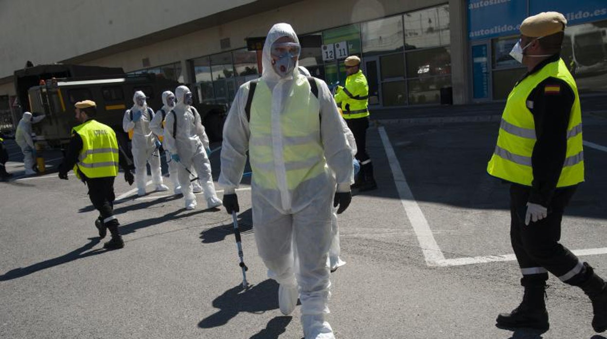 Efectivos de la UME realizando tareas de desinfección en Málaga en marzo