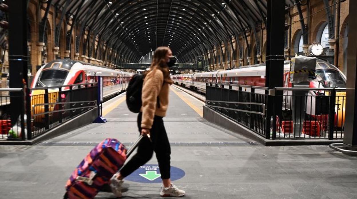 Un viajero en la estación de tren de Kings Cross en Londres