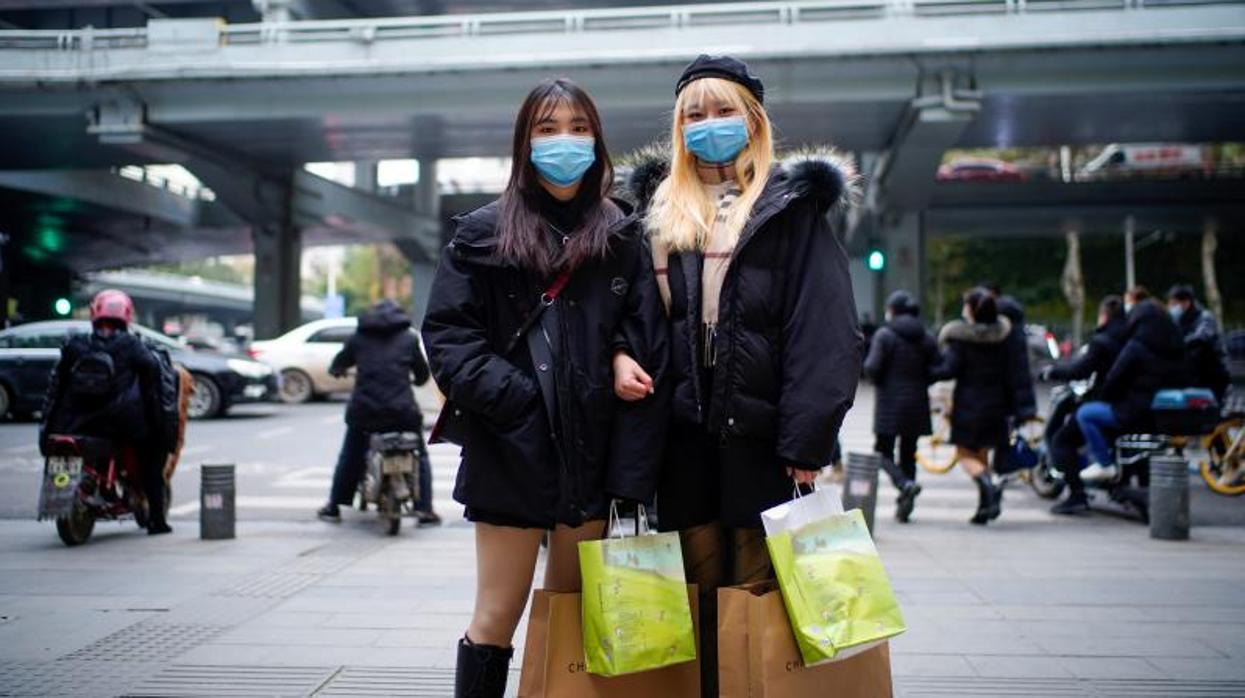 Dos jóvenes salen de compras por la ciudad