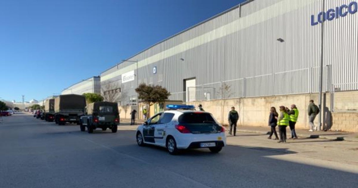 Convoy del Ejéricito de Tierra , custodiado también por la Guardia Civil