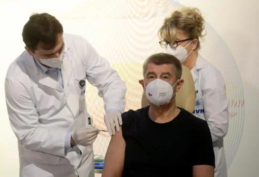 El primer ministro de República Checa, Andrej Babis, recibe la vacuna