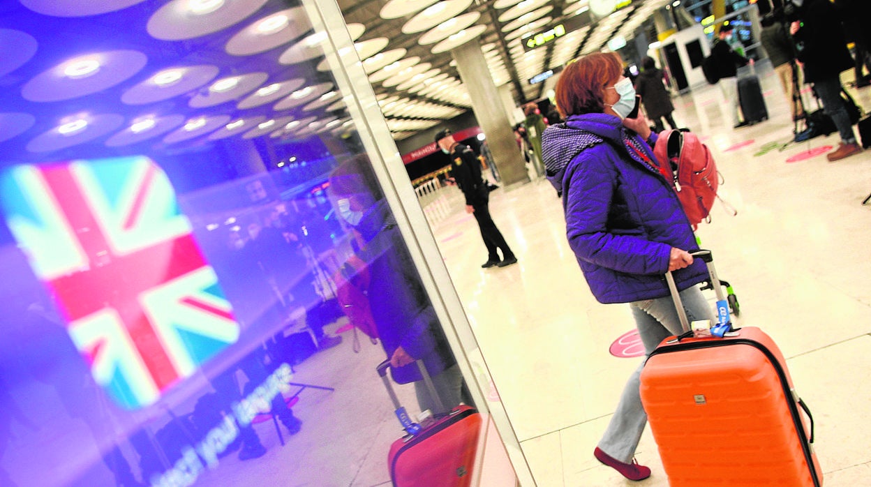 Una pasajera en un aeropuerto antes de que se cancelasen los vuelos de Reino Unido por la nueva cepa