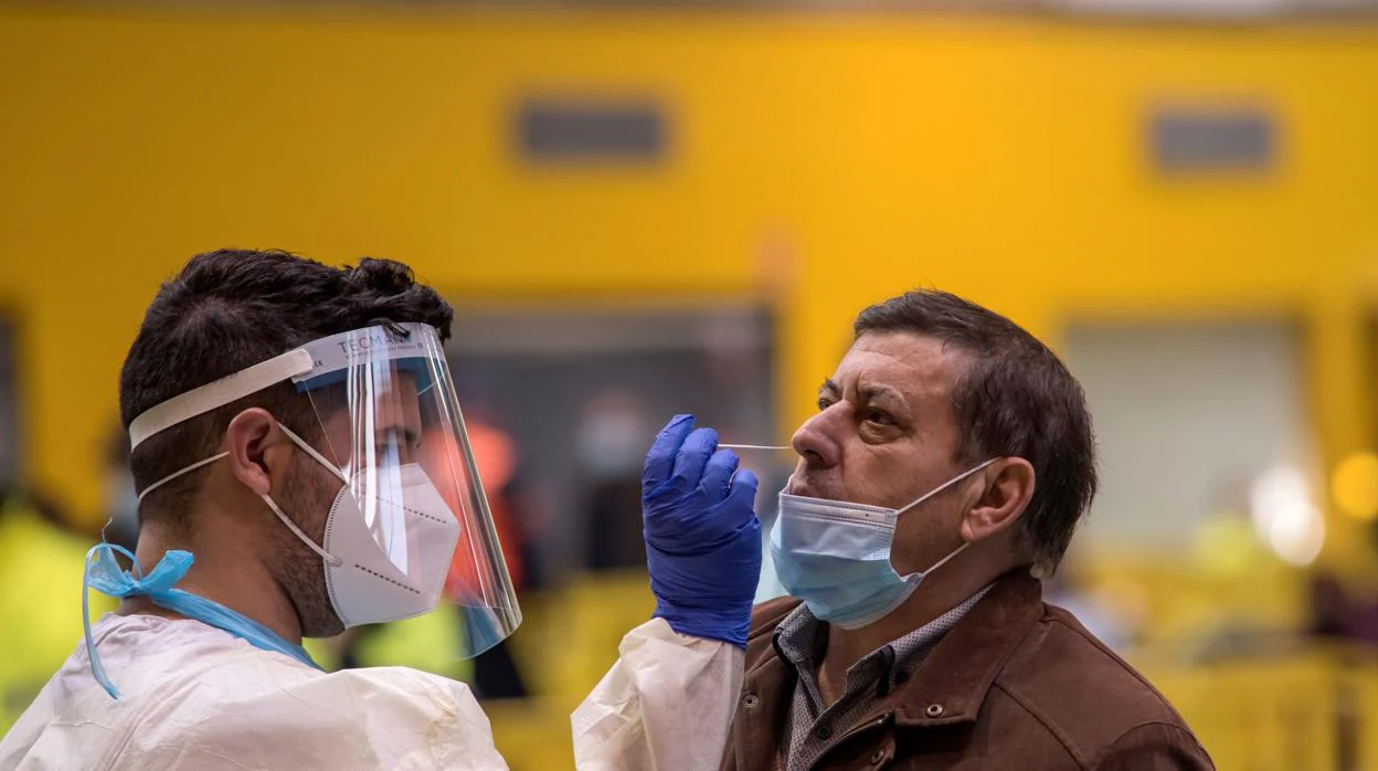 Un hombre se somete a las pruebas de coronavirus en el cribado poblacional organizado por la Conselleria de Salud en el barrio del Rafal Nou de Palma de Mallorca, ayer