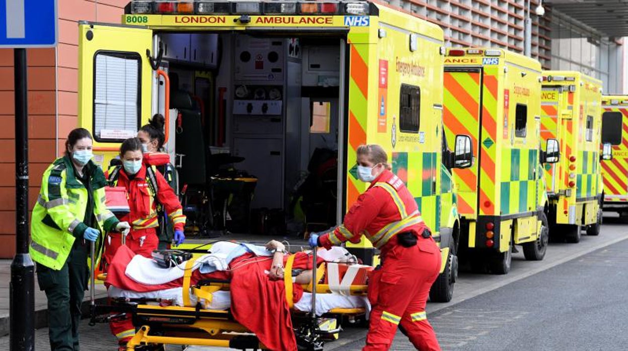 Un paciente llega en ambulancia al Royal London Hospital de Londres