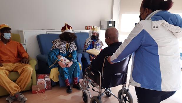 Los Reyes Magos visitan a enfermos paliativos y mayores del hospital de Cuidados Laguna