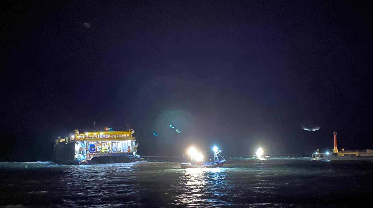 Encalla sin heridos un ferry en Gran Canaria por el mal tiempo