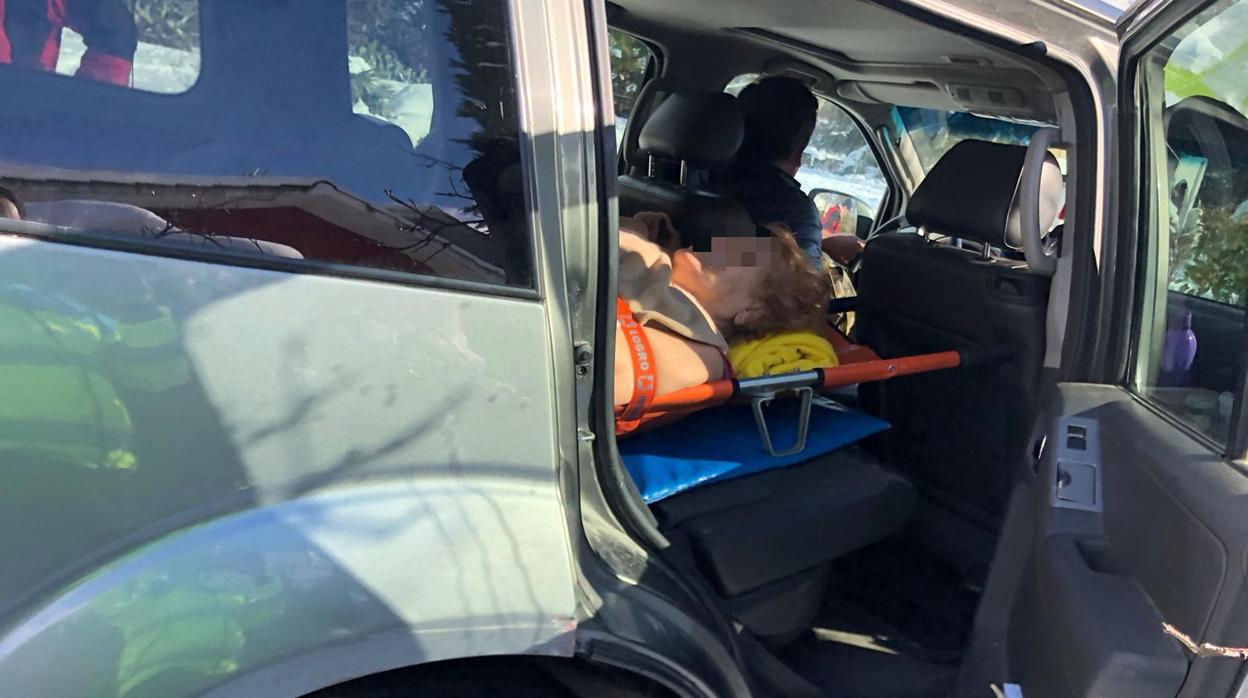 Un medico y un conductor con una Nissan Pathfinder trasladan a una mujer al hospital con el fémur roto