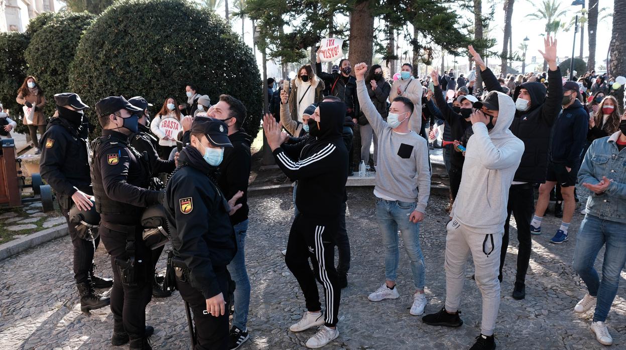 Unas 4.000 personas piden la dimisión de Armengol por las calles de Palma en una protesta no autorizada