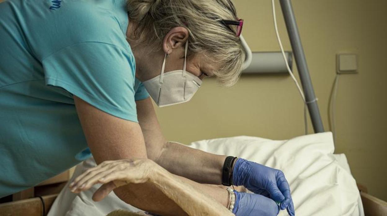 Una sanitaria vacuna contra el Covid a una anciana en Reública Checa