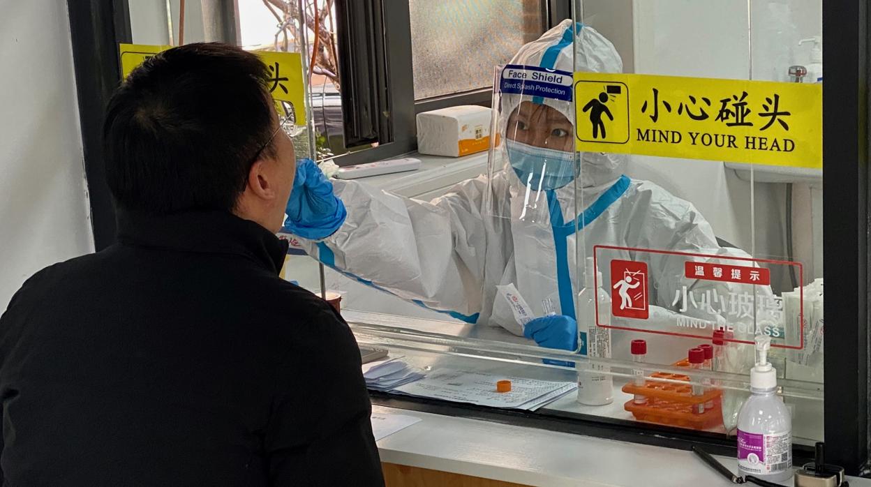 Una enfermera hace una prueba del coronavirus, que muchas provincias de China piden para viajar tras los últimos rebrotes