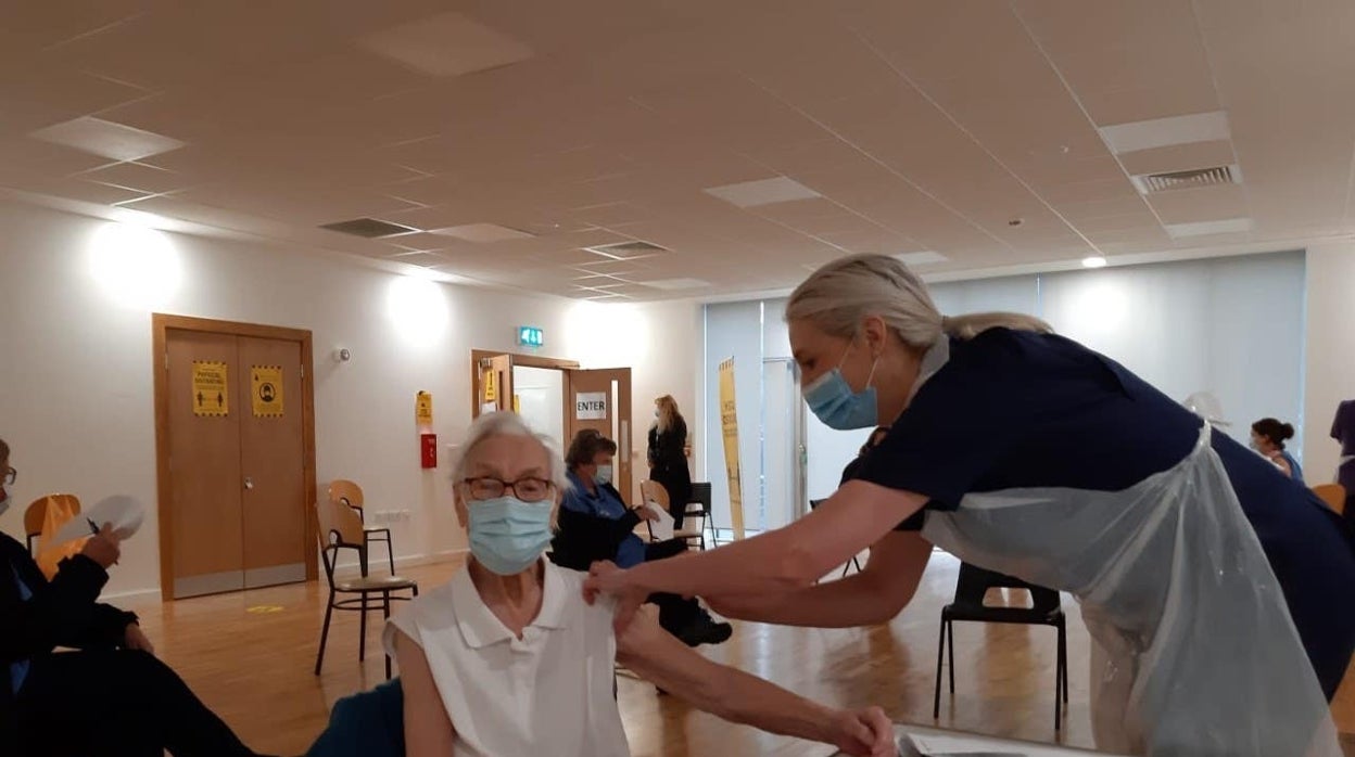 Una superviviente de la gripe española, con 101 años, recibe la vacuna contra el coronavirus