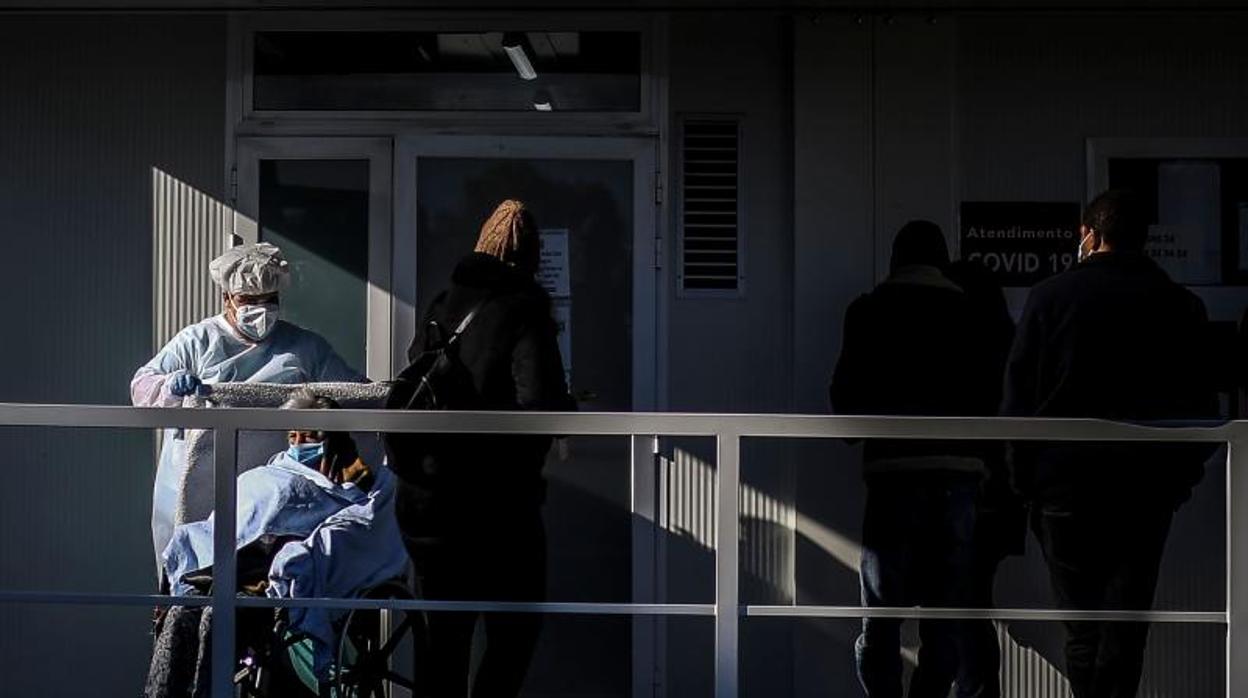 Un paciente a las puertas de un hospital de Lisboa