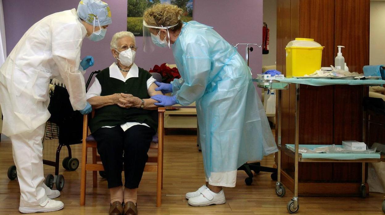 Araceli, una mujer de 96 años, residente en el centro de mayores Los Olmos de Guadalajara capital, ha recibido la primera dosis de la vacuna en España