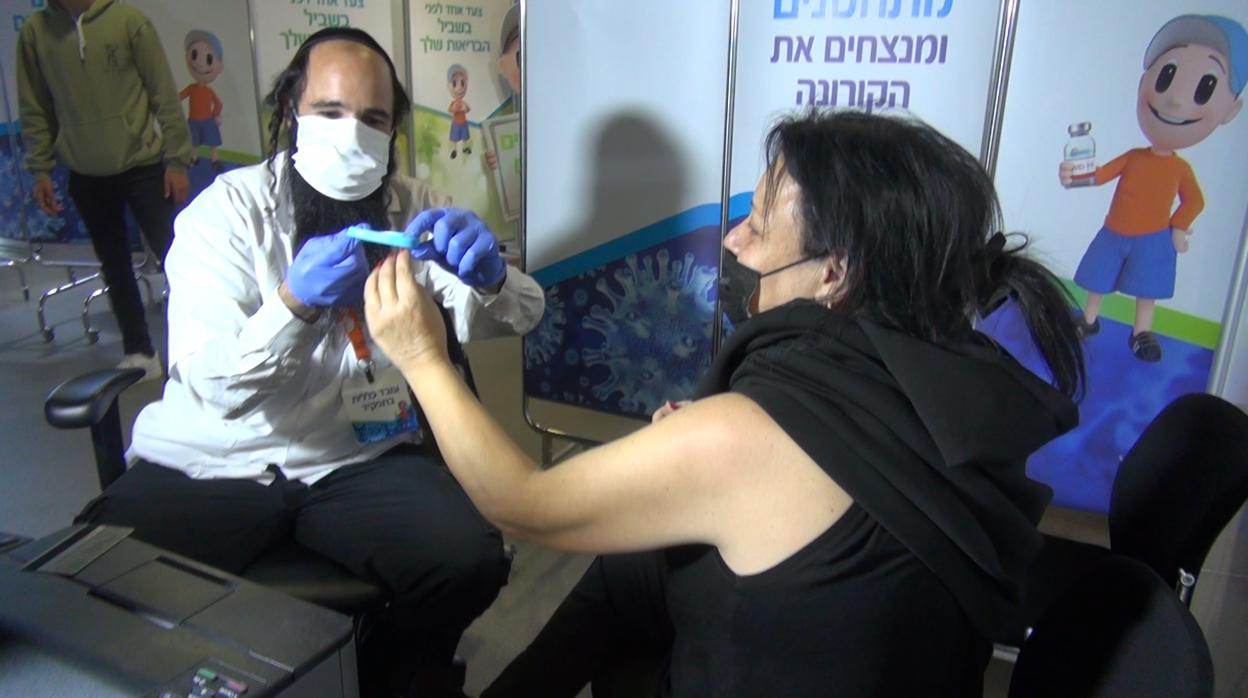 Una mujer, a punto de vacunarse en el mayor centro de vacunación de Israel