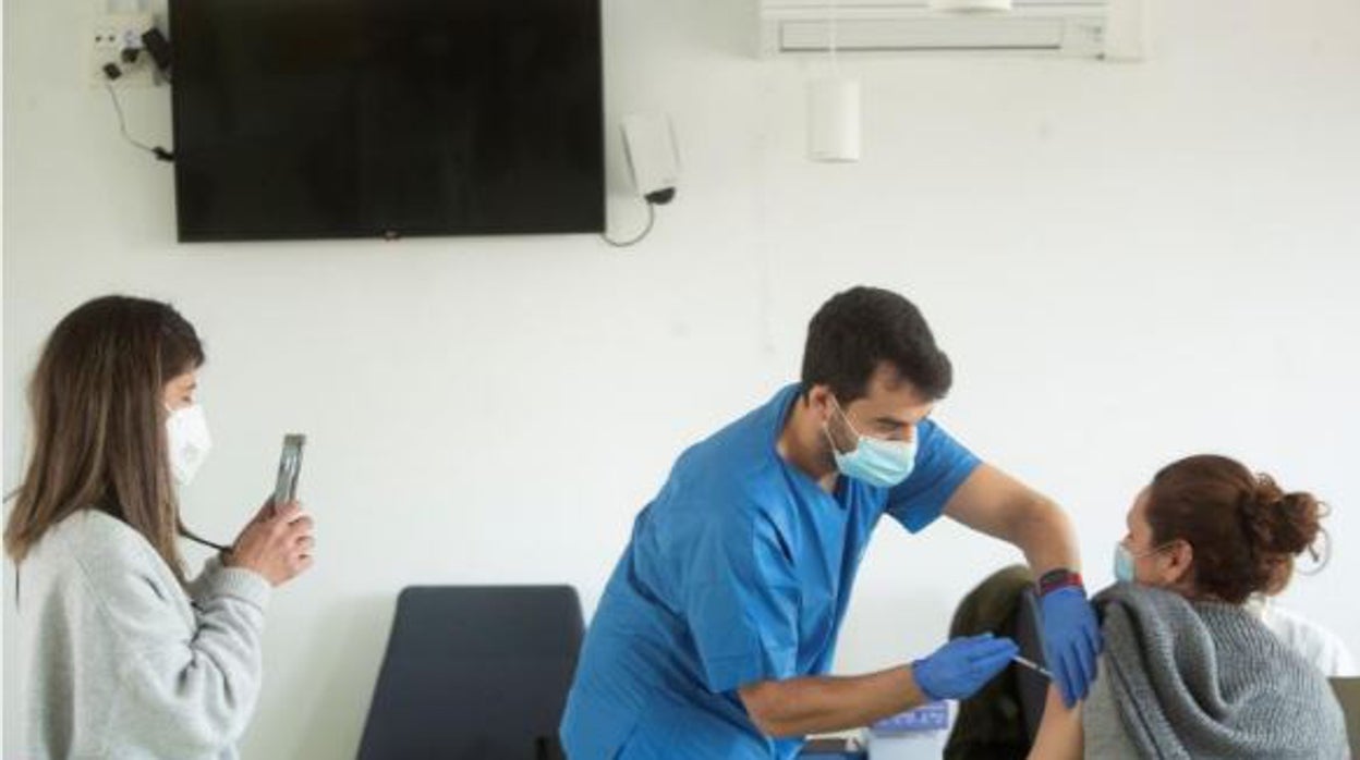 La vacunación continúa a ritmo desigual en Europa/ Vídeo: Solo un 0,26 por ciento de los vacunados han recibido la segunda dosis