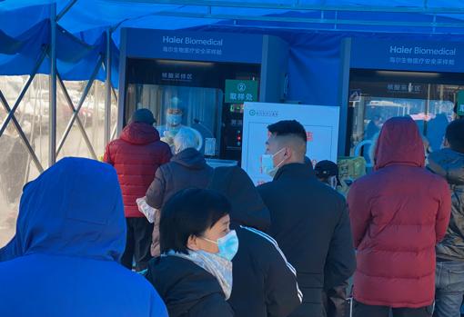 En una carpa a las puertas del Hospital Central de Wuhan se hacen pruebas del coronavirus, que cuestan 80 yuanes (10 euros) y muchas ciudades de China requieren para permitir la entrada de viajeros durante el Año Nuevo Lunar