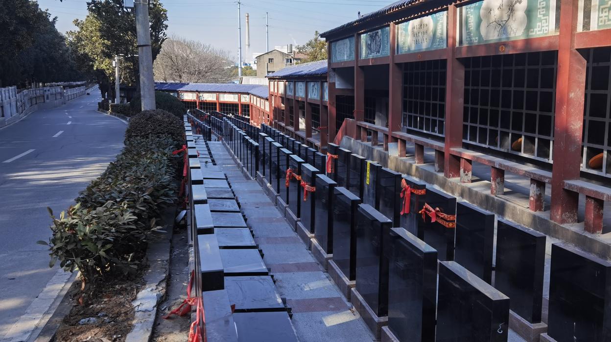 En el cementerio de Biandanshan, uno de los mayores de Wuhan, el Jardín de la Grulla Alzada concentra las lápidas de los fallecidos en 2020, entre ellos los del coronavirus