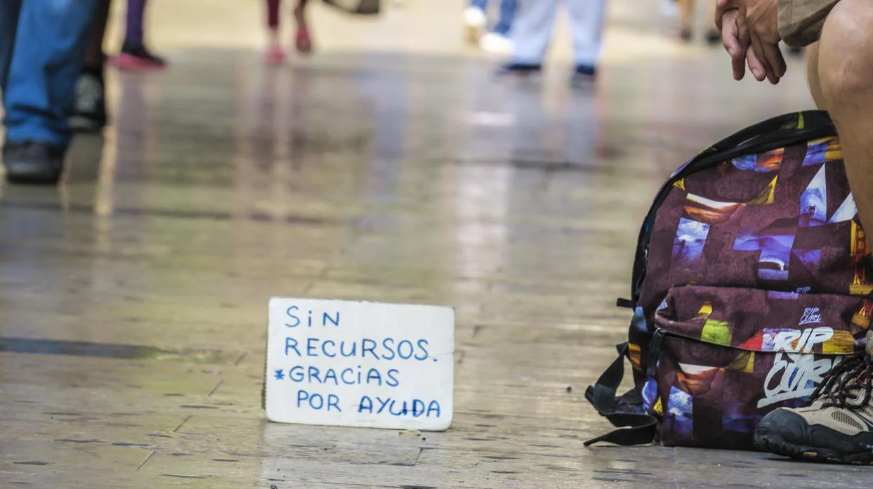 Una persona necesitada pide en las calles de Alicante