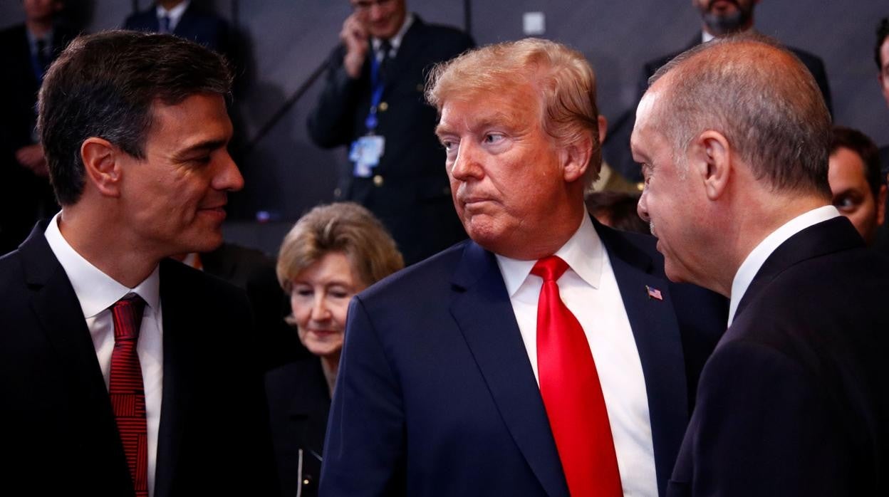 Donald Trump conversa en 2018 con el Presidente del Gobierno, Pedro Sánchez, y el de Turquía / Vídeo: Trump dejó a España sin respiradores en los peores meses de la pandemia - ABC Multimedia