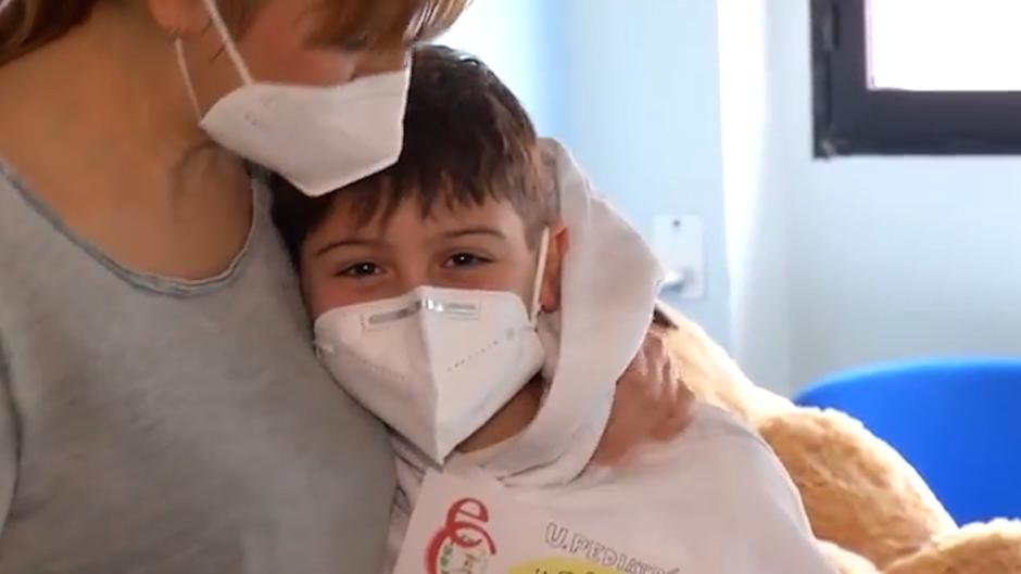 Mateo, el niño de 10 años que ha pasado 11 días en la UCI, recibe el alta tras superar el coronavirus