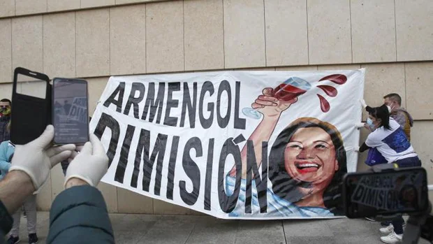 Unas 1.300 personas protestan en Palma contra las restricciones en la hostelería y piden la dimisión de Armengol