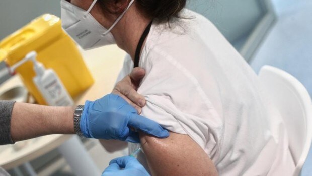 España recibirá esta tarde las primeras vacunas de AstraZeneca