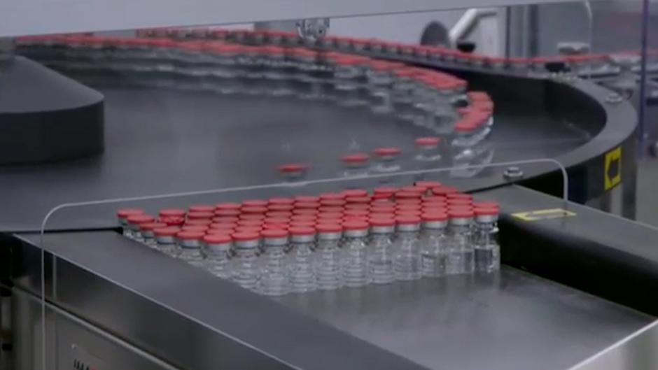 Policías, bomberos y docentes: estos son los nuevos grupos que recibirán la vacuna de AstraZeneca