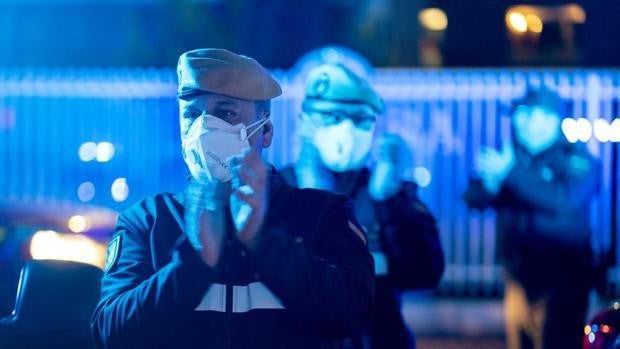 Sanidad priorizará la vacunación del personal esencial como policías o docentes con dosis de AstraZeneca