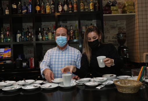 Dos miembros del sector hostelero trabajan durante el primer día de reapertura de los bares y restaurantes en el País Vasco