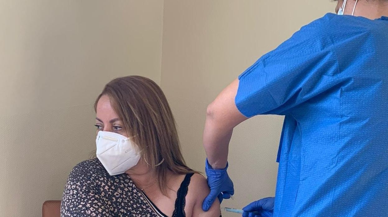Nora Robayo recibe la vacuna en la residencia L'Onada de La Ametlla de Mar