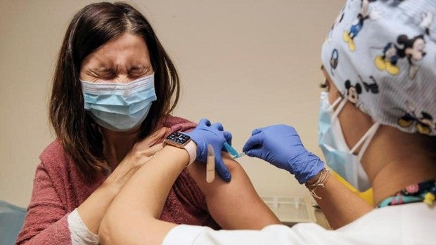 Sanidad cambia el paso en el plan de vacunación a rebufo de las autonomías