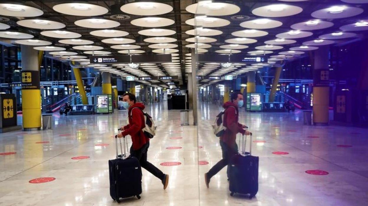 Un pasajero cruza una de las salas del aeropuerto Adolfo Suárez Madrid-Barajas