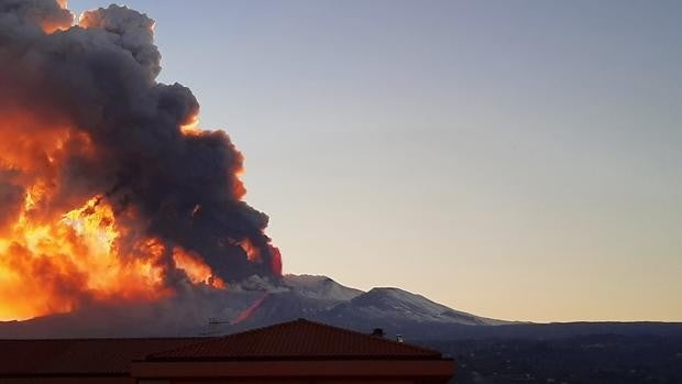 El volcán Etna entra en erupción y provoca una lluvia de piedras y cenizas