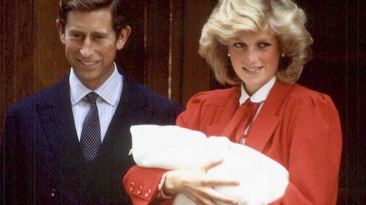 Carlos de Inglaterra y Diana de Gales con su hijo Guillermo en brazos, en 1984